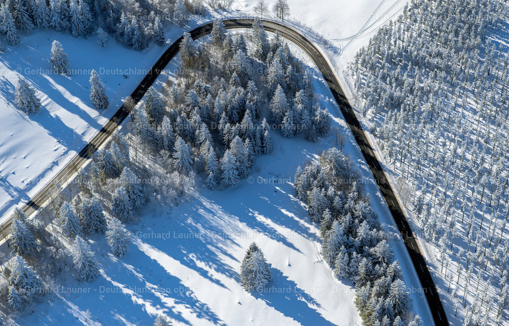 4043575 | ALTASTENBERG 13.02.2021 Winter- Luftbild vom Verlauf der Straßenführung der Landstraße L540 in Altastenberg im Sauerland im Bundesland Nordrhein-Westfalen, Deutschland. // Winter aerial view of the course of the road layout of the country road L540 in Altastenberg in the Sauerland in the state of North Rhine-Westphalia, Germany. Foto: Gerhard Launer
