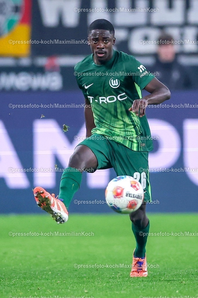 BMG13122502098 | 13.12.2025, Fußball, Borussia Mönchengladbach - VfL Wolfsburg, 1. Fußball Bundesliga, 14.Spieltag, Borussia-Park, Saison 2025 2026: Sael Kumbedi&nbsp;(VfL Wolfsburg #26)  DFB regulations prohibit any use of photographs as image sequences and or quasi-video.