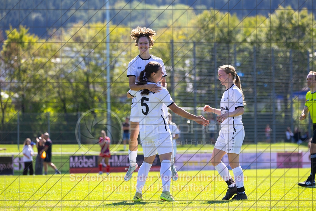 20260906_122743_0268_(c)_by_PhotoPeet | Jubel zum 2:01.FC Donzdorf (weiß) vs. 1.FC Heidenheim 1846 (rot), Fußball, Frauen-Verbandspokal Gruppe 2, 2. Runde, Saison 2026/2027, Rasenplatz Lautertal Stadion, Süßener Straße 16, 73072 Donzdorf, 06.09.2026 - 11:00 Uhr,Foto: PhotoPeet / Sport- &amp; Eventfotografie / Peter Harich