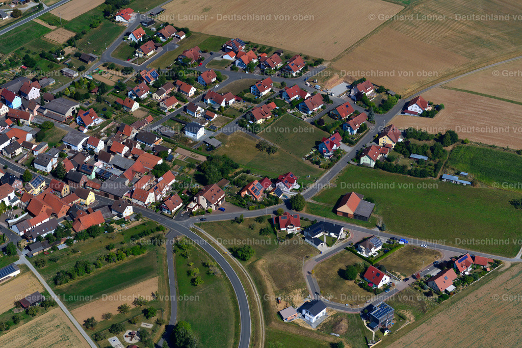 3650613 | HOLZKIRCHHAUSEN 13.09.2016 Wohngebiet einer Einfamilienhaus- Siedlung am Rande von landwirtschaftlichen Feldern in Holzkirchhausen im Bundesland Bayern, Deutschland // Single-family residential area of settlement on the edge of agricultural fields in Holzkirchhausen in the state Bavaria, Germany Foto: Gerhard Launer
