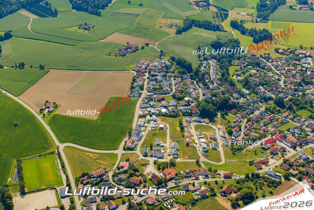 Klassische Luftaufnahme ohne Drohne zeigt:Neukirchen am Inn bei Neuburg am Inn - Die Luftbildaufnahme wurde 2025 vom UL-Flugzeug heraus erstellt ( keine Drohne ) - Hochauflösende Luftaufnahme -Nicht vergleichbar mit Google Maps oder Satelittenbilder- Die Geschenkidee !Mit Lizenz und Bildrechte bestellbar