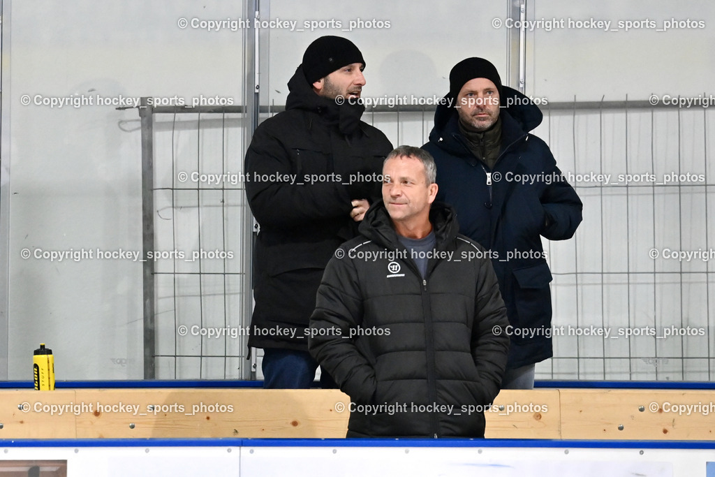 ESC SPARKASSE STEINDORF vs. EV ZELTWEG MURTAL LIONS | Equipment Manager EV ZELTWEG MURTAL HELMUT DARIOESC, Headcoach EV ZELTWEG MURTAL LIONS Tadic Marko,  SPARKASSE STEINDORF vs. EV ZELTWEG MURTAL LIONS, ESC SPARKASSE STEINDORF vs. EV ZELTWEG MURTAL LIONS am 27.12.2025 in Steindorf (Ossiachersee Halle), Austria, (Photo by Bernd Stefan)