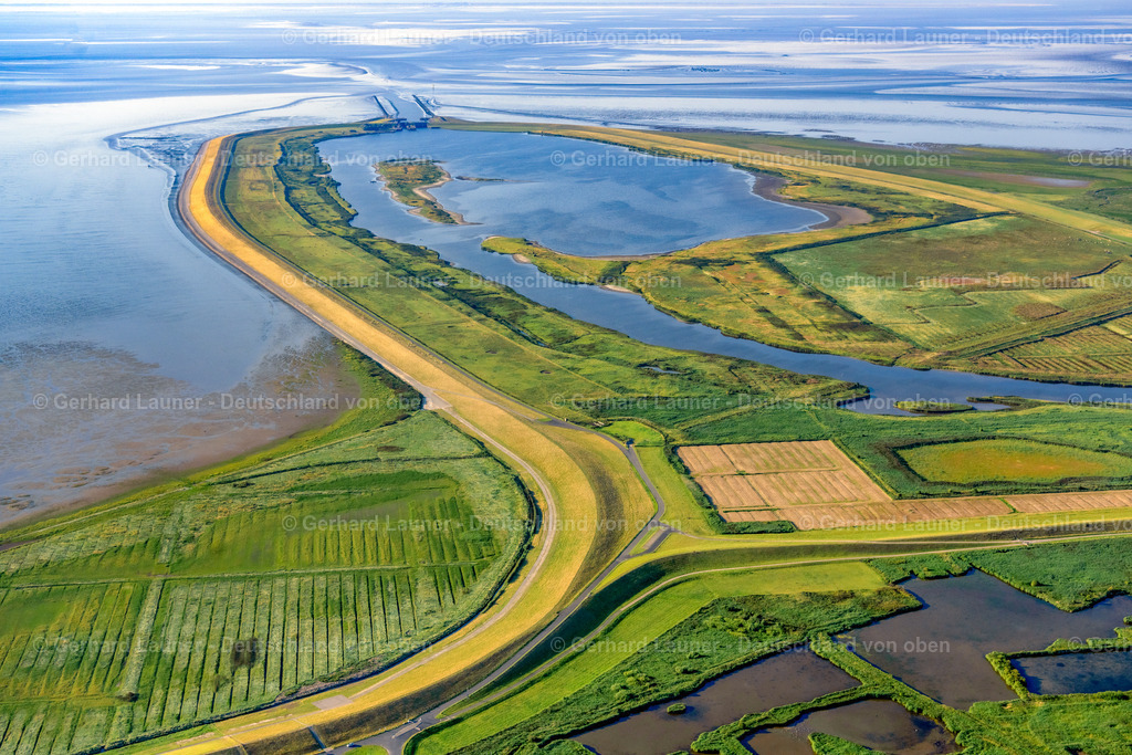 4038446 | Naturschutzgebiet Leyhörn an der Küste bei Greetsiel 07.08.2020 Hochwasser - Rückhaltebecken - Schutz- Damm Bauwerk am Naturschutzgebiet Leyhörn in der Laybucht des Wattenmeers der Nordsee in Krummhörn im Bundesland Niedersachsen, Deutschland. // Flood - retention basin - protective dam construction at the Leyhoern nature reserve in Krummhoern in the state Lower Saxony, Germany. Foto: Gerhard Launer