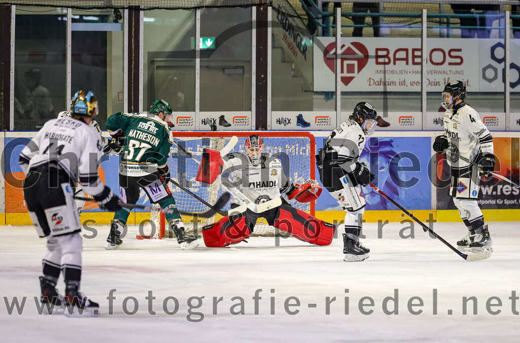 2025-11-25_079_TSV_Erding_gegen_EHF_Passau_Black_Hawks | Erding, Deutschland, 25.11.2025:Eishockey, Oberliga Süd 2025 / 2026, 20. Spieltag, TSV Erding gegen EHF Passau Black Hawks, Endergebnis: 2:3 n.V.Brendan Harrogate (EHF Passau Black Hawks, #61), Thomas Matheson (Erding Gladiators, #37), Torwart Janik Engler (EHF Passau Black Hawks, #30), Zack Nazzarett (EHF Passau Black Hawks, #12), Simon Mayr (EC Peiting, #4)Foto: Christian Riedel / fotografie-riedel.net