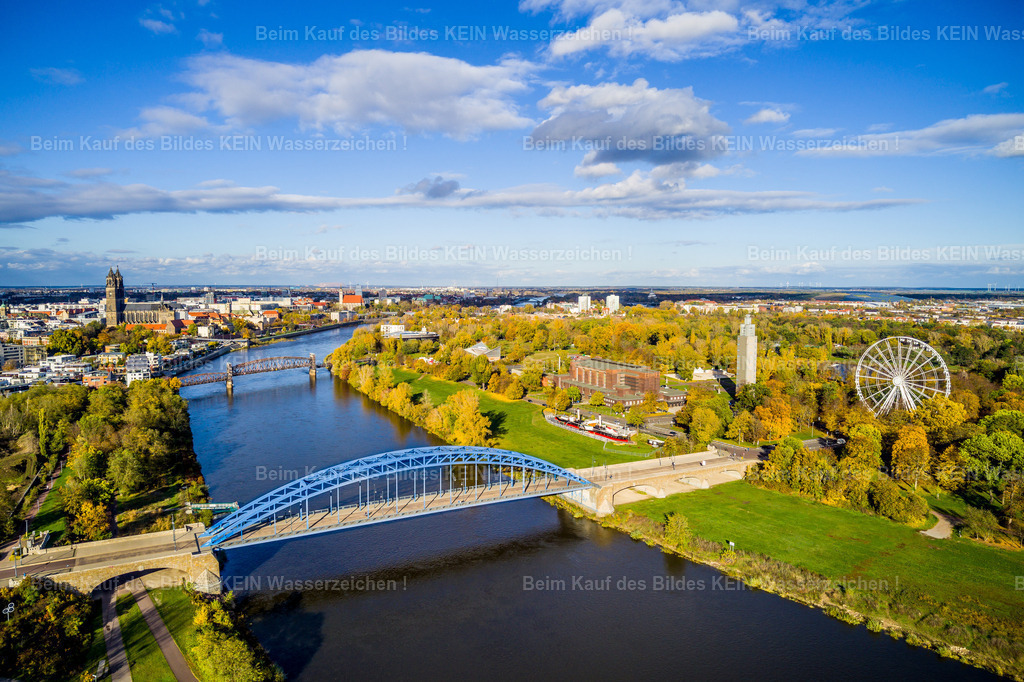 Magdeburg-0027 | Wir erreichen wieder die Elbe. Vor uns spannt sich die Sternbrücke über den Fluss, rechts ist noch einmal das „Rad der Hoffnung“ zu sehen. Vor uns liegt Magdeburg bei strahlend blauem Himmel – ein Ausblick, der Lust macht, unseren Rundflug entlang der Elbe fortzusetzen. - Realisiert mit Pictrs.com