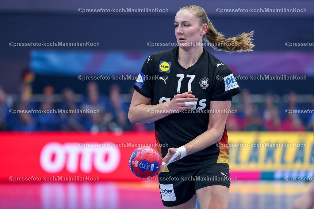 IHF09122502012 | 09.12.2025, Handball WM Frauen, Viertelfinale, Deutschland - Brasilien, 27th IHF Women's Handball World Championship, Westfalenhalle Dortmund: Viola Leuchter (GER #77) 