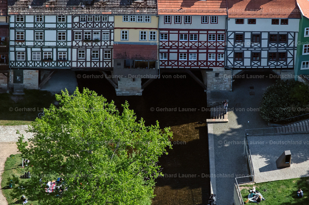 4025674 | ERFURT 06.05.2020 Historische Alte Brücke " Krämerbrücke Erfurt " über die Gera im Ortsteil Altstadt in Erfurt im Bundesland Thüringen, Deutschland. Weiterführende Informationen bei: Krämerbrücke Erfurt,  Landeshauptstadt Erfurt. // Historic Old Bridge " Kraemerbruecke Erfurt " across Gera in the district Altstadt in Erfurt in the state Thuringia, Germany. Further information at: Kraemerbruecke Erfurt,  Landeshauptstadt Erfurt. Foto: Gerhard Launer
