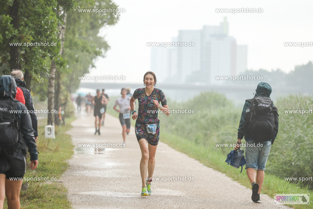 LUR_1019 | 34. M-net Erlanger Triathlon 2025 #erlangertriathlon  #mnettriathlon2025 #mnettriathlon #team #olympischedistanz #mitteldistanz #triathlon #maindonaukanal  #erlangertriathlon2025 #yourpictrs #tv1848 #tv1848erlangen  #triathlonbayern #sportinerlangen #demsportverbunden #sportshot_your_pictrs Copyright: www.sportshot.de