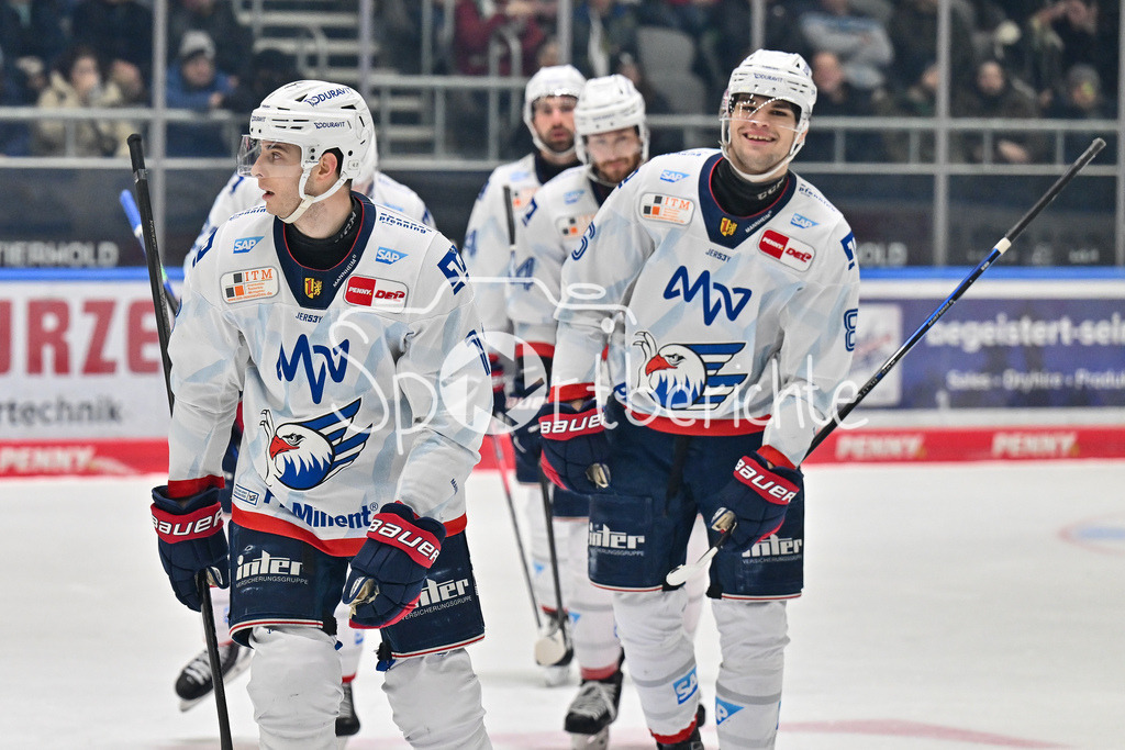 Augsburger Panther - Adler Mannheim | Jubel der Gaeste nach dem Treffer zum 0-1 durch Stefan LOIBL (Adler Mannheim 13) / Freude / Happy / Tor / Torschuezte