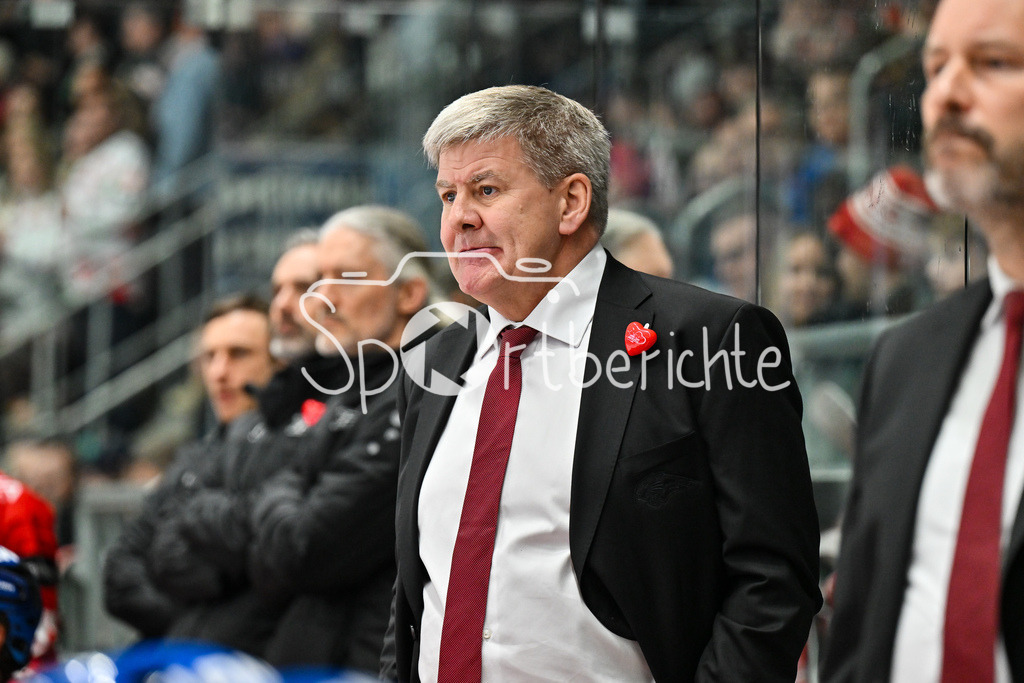 Augsburger Panther - ERC Ingolstadt | AUGSBURG, GERMANY - 12. DECEMBER: im Bild Bill PETERS Trainer Augsburger Panther / Einzelfoto / Freisteller während dem Match zwischen den Augsburger Panthern und dem ERC Ingolstadt am 27. Spieltag der Penny DEL im Curt Frenzel Stadion
