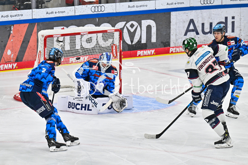 ERC Ingolstadt - Eisbären Berlin | INGOLSTADT, GERMANY - 18. DECEMBER: in dieser Szene erzielt Markus VIKINGSTAD (Eisbären Berlin 37) den Treffer zum 0-1 / Tor / Torschuetze / Freude / Happy während dem Match zwischen dem ERC Ingolstadt und den Eisbären Berlin am 29. Spieltag der Penny DEL in der Saturn Arena