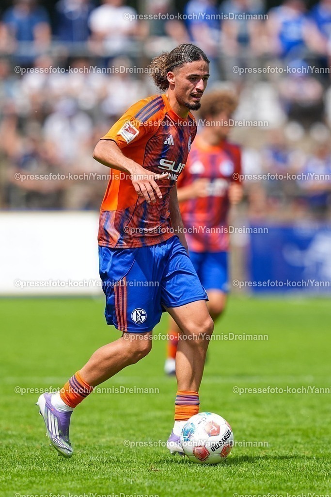 xYDR20072501077 | 20.07.2025, xydrx, Fußball, Rot Weiss Ahlen - FC Schalke 04, Testspiel, Wersestadion: Taylan Bulut (FC Schalke 04 #31)