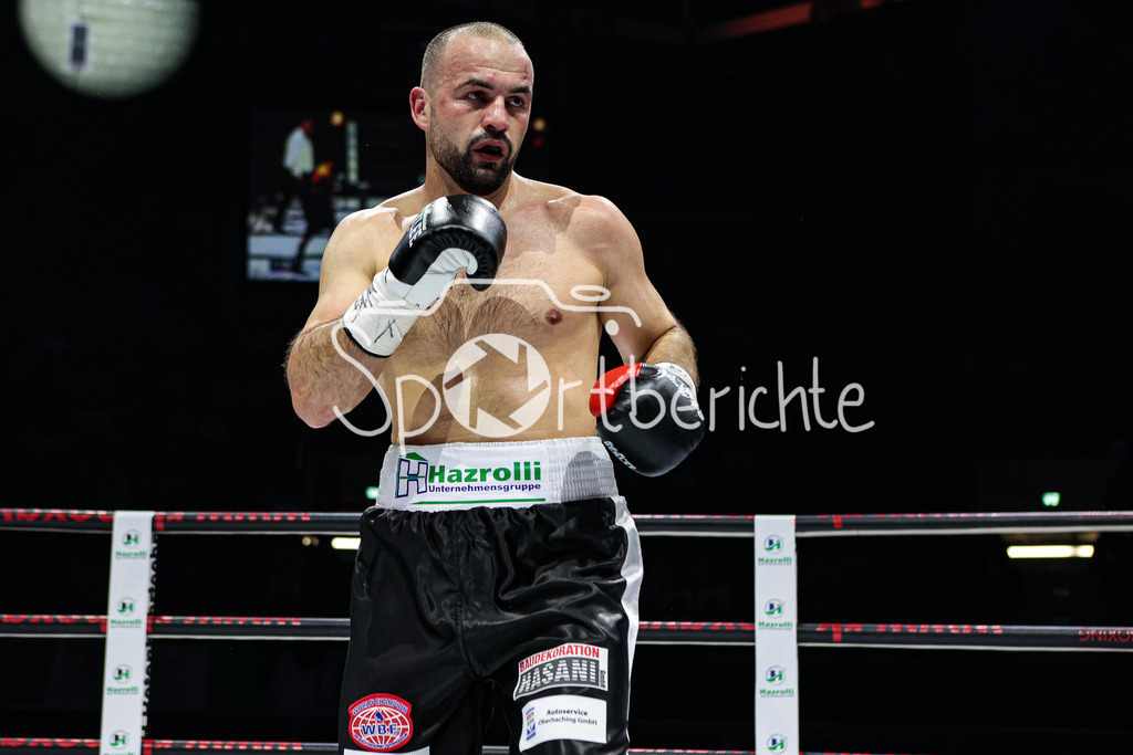 Profi - Box - Gala / Main Event | Shefat ISUFI (Schwarz Weisse Hose) im WBF Titelkampf in Aktion