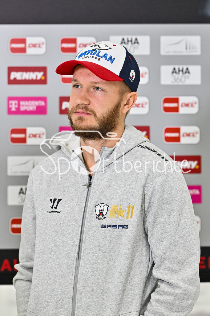 Augsburger Panther - Eisbären Berlin | im Bild Eric MIK (Eisbären Berlin 12) beim Interview mit MagentaSport vor der Partie, Einzelfoto / Freisteller / DEL: Augsburger Panther  - Eisäbren Berlin; Curt Frenzel Stadion am 03.10.2025