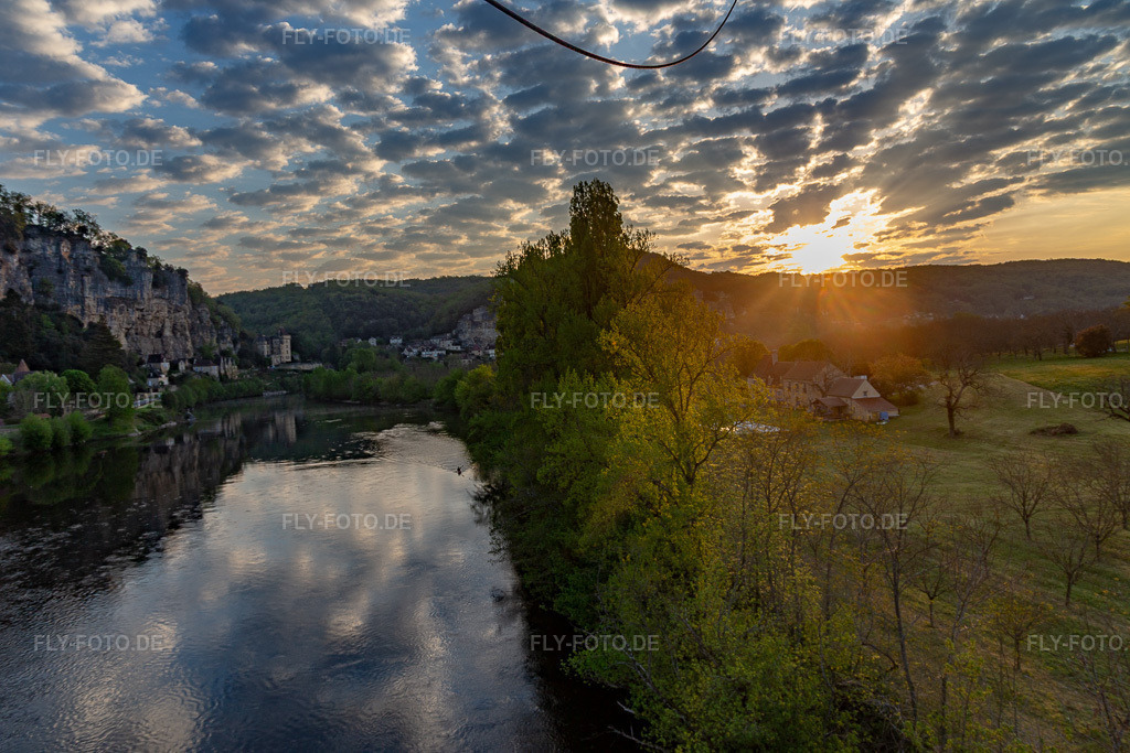Luftbild: Chateau de la Malartrie bei Sonneaufgang über der Dordogne in La Roque-Gageac im Bundesland Dordogne in Frankreich. Foto: IMG_113673.jpg vom 20.04.2019 durch Werner Riehm/FLY-FOTO.de