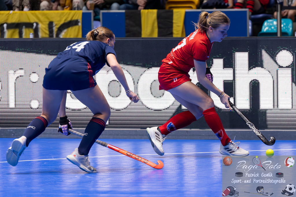 Volvo E.R.B. Final 4 Finale Frauen: Berliner HC - Mannheimer HC, 26.01.2025 | Philine Drumm (Berliner HC #27) am Ball &amp; Linda Bens (Mannheimer HC #24), Berliner HC - Mannheimer HC, Frankfurt, Süwag Arena, 26.1.2025 - Realisiert mit Pictrs.com