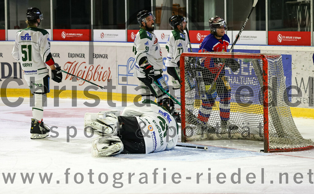 2022-09-09_123_TSV_Erding_gegen_Deggendorfer_SC | Erding, Deutschland, 09.09.2022:
Eishockey, Bayernliga 2022 / 2023, Testspiel, TSV Erding gegen Deggendorfer SC, Endergebnis: 2:5

Ryan Murphy (Erding Gladiators, #51), Torwart Christoph Schedlbauer (Erding Gladiators, #31), Rudolf Lorenz (Erding Gladiators, #91), Philipp Michl (Erding Gladiators, #77), Julian-Maximilian Elsberger (Deggendorfer SC, #17)

Foto: Christian Riedel / fotografie-riedel.net