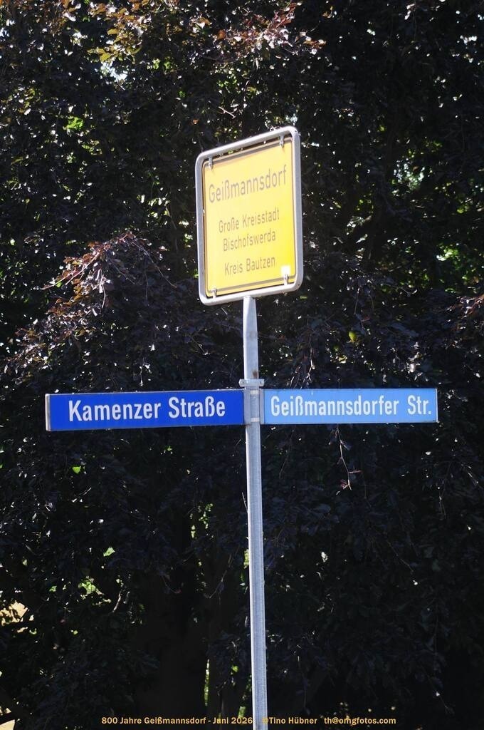 Geißmannsdorf-2026-Ortsbilder-536 | Geißmannsdorf bei Bischofswerda im Sommer 2026. Ein fotografischer Streifzug durch das Dorf Geißmannsdorf, mit Gebäuden, Straßen, Strohpuppen und geschmückten Vorgärten und Grundstücken anlässlich der 800-Jahr-Feier von Geißmannsdorf im Juni 2026 - Realisiert mit Pictrs.com