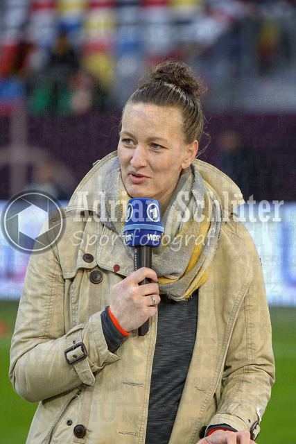 Deutschland vs Frankreich - Halbfinale - UEFA Women's Nations League | Düsseldorf, Deutschland, 24.10.25:   Expertin Almuth Schult schaut im Interview waehrend des Halbfinals der UEFA Women's Nations League zwischen Deutschland vs Frankreich in der Merkur-Spiel-Arena(Foto von Brauer-Fotoagentur / Adrian Schlueter)