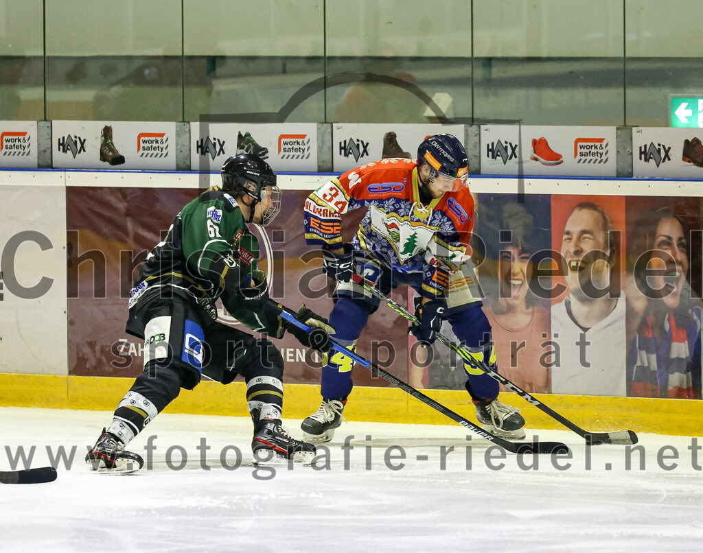 2022-12-09_022_TSV_Erding_gegen_EHC_Waldkraiburg | Erding, Deutschland, 09.12.2022:
Eishockey, Bayernliga 2022 / 2023, 19. Spieltag, TSV Erding gegen EHC Waldkraiburg, Endergebnis: 9:2

Michael Franz (Erding Gladiators, #62), Leon Decker (EHC Waldkraiburg, #34)

Foto: Christian Riedel / fotografie-riedel.net