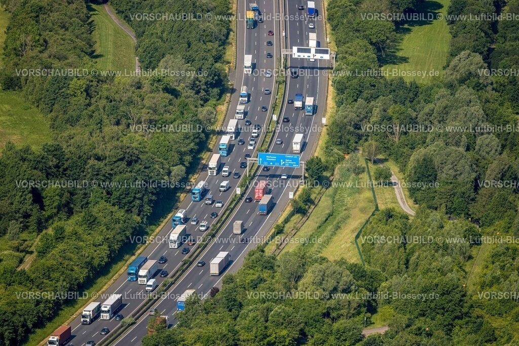 Luenen250600053 | Luftbild, Verkehrsstau auf der Autobahn A2 am Kreuz Dortmund-Nordwest  Anschlussstelle Dortmund-Mengede, Schwieringhausen, Dortmund, Ruhrgebiet, Nordrhein-Westfalen, Deutschland