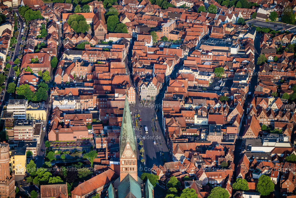 Lüneburg_am_Sande_Stjohanniskirche_Altstadt_ELS_9920050623 | LüNEBURG 05.06.2023 Kirchengebäude " St. Johannis " im Altstadt- Zentrum der Innenstadt in Lüneburg im Bundesland Niedersachsen, Deutschland. // Church building in " St. Johannis " Old Town- center of downtown in Lueneburg in the state Lower Saxony, Germany. Foto: Martin Elsen