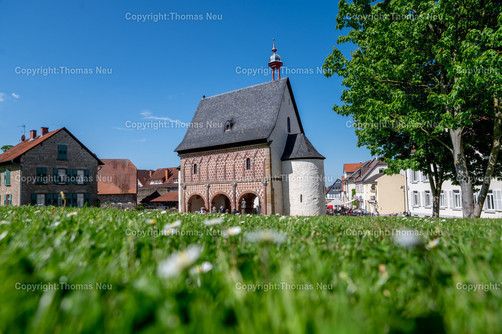 Kloster-abbey-Lorsch-Torhalle-Koenigshalle-UNESCO-Weltkulturerbe-world-heritage-site-Bergstrasse-hessen-germany-fotografie-Thomas_neu.jpg-5 | Lorsch, Weltkulturerbe Kloster Lorsch, , Der architektonische Höhepunkt des UNESCO-Welterbes: Die pittoreske Königshalle mit der weltberühmten bunten Sandsteinfassade zählt zu den wenigen gut erhaltenen Gebäuden aus karolingischer Zeit. Obwohl ihr Zweck bis heute ungeklärt ist, ist ihre Bedeutung unbestritten.  dahinter das Kirchenfragment der Basilika, Thomas Neu