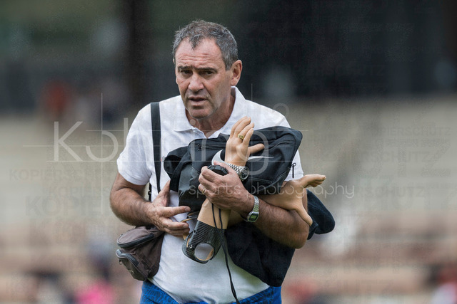 Para Heimspiel 7.0; Leverkusen, 18.07.2026 | LEVERKUSEN, GERMANY - JULY 18, 2026 : Impressions - a staff member with prothetic arms during the Para Heimspiel 7.0 at Fritz Jacobi Sports Complex on July 18, 2026 in Leverkusen, Germany.