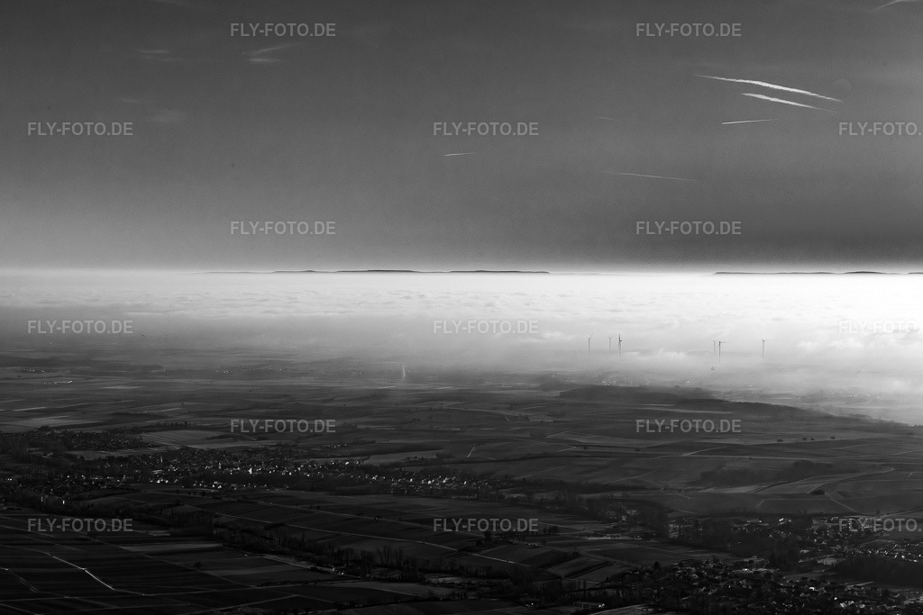 Luftbild: Ortschaft am Wolkenrand im Ortsteil Billigheim in Billigheim-Ingenheim im Bundesland Rheinland-Pfalz in Deutschland. Foto: IMG_145045.jpg vom 27.12.2024 durch Werner Riehm/FLY-FOTO.de