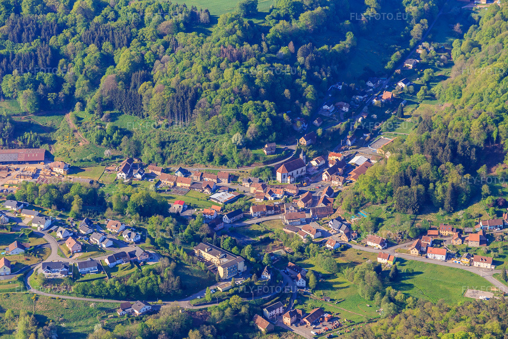 Vue aérienne: Vue du village depuis le nord-est à Siersthal dans le département Moselle, France. Photo: IMG_146080.jpg prise le 01/05/2025 par Werner Riehm/FLY-FOTO.eu – Résolution de l'original: 5472 x 3648 px
