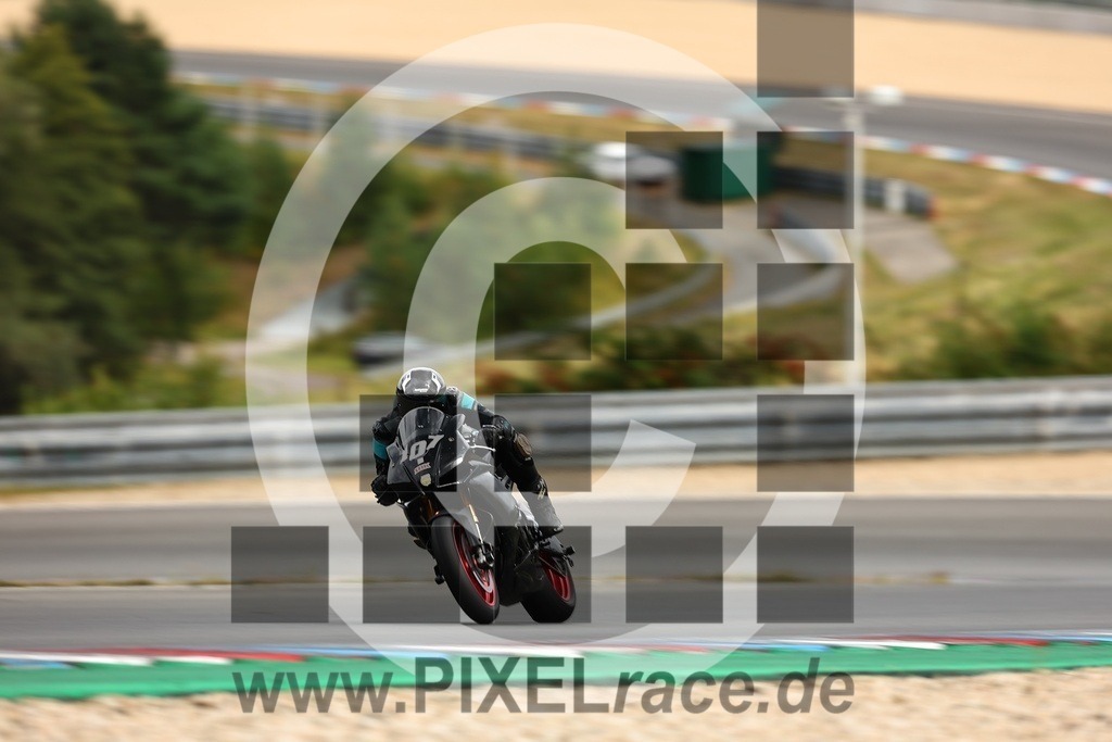 0107-20250830_07816 | Schöne Erinnerungen an spannende Momente - das festzuhalten ist unser Job. PIXELrace.de ist seit 2003 auf den Rennstrecken Europas unterwegs um die Action draußen beim Fahren und die wunderbare Stimmung imm Fahrerlager für euch einzufangen.