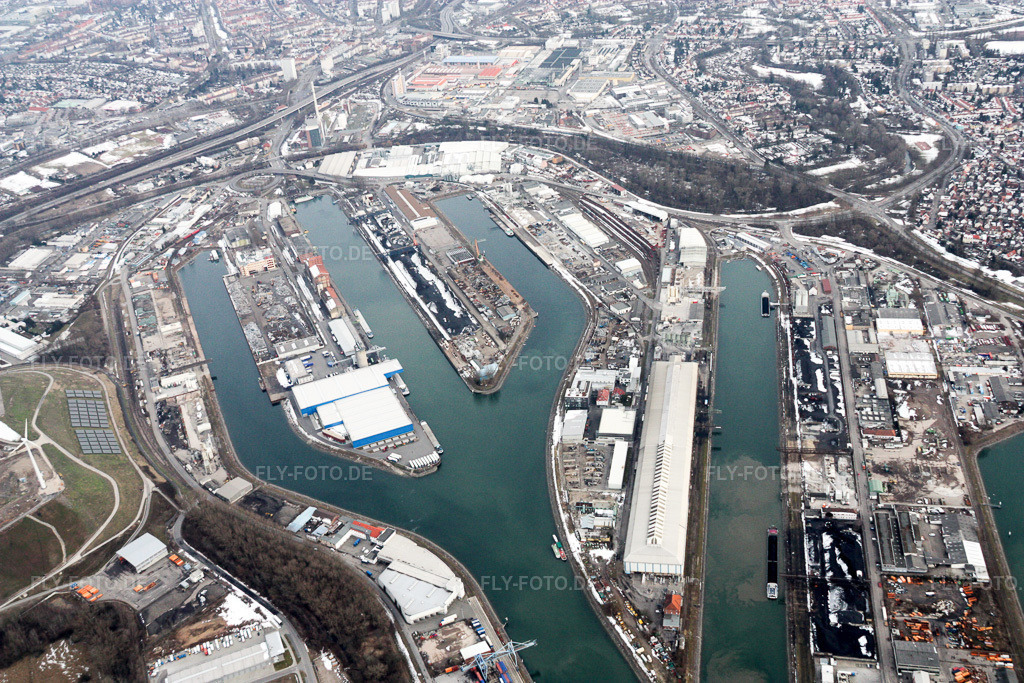 Luftbild: Der Rheinhafen der Stadt Karlsruhe. Der Binnenhafen bietet Zugang zum Fluss Rhein und besteht aus sechs Hafenbecken. Betreiber ist die KVVH, Kurzform für Karlsruher Versorgungs-, Verkehrs- und Hafen GmbH im Ortsteil Mühlburg in Karlsruhe im Bundesland Baden-Württemberg in Deutschland. Foto: IMG_16973.jpg vom 15.02.2009 durch Werner Riehm/FLY-FOTO.de