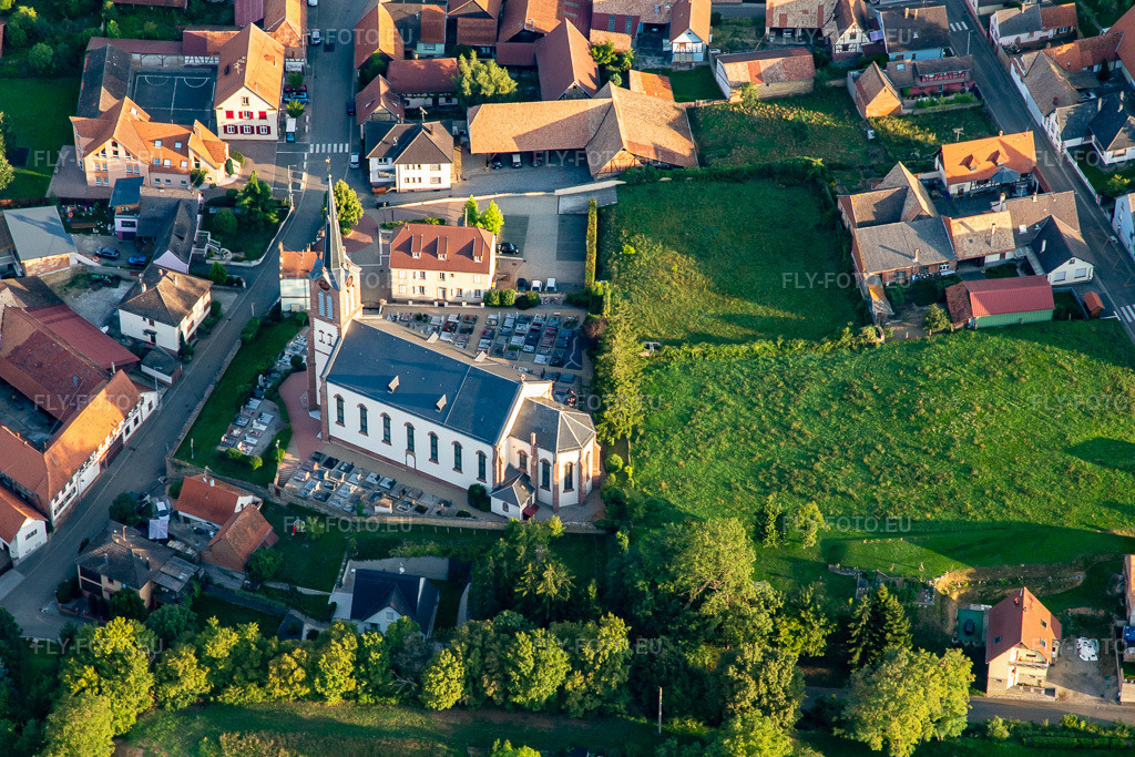 Vue aérienne: Église à Uhlwiller dans le département Bas Rhin, France. Photo: IMG_138069.jpg prise le 19/08/2023 par Werner Riehm/FLY-FOTO.eu – Résolution de l'original: 4679 x 3119 px