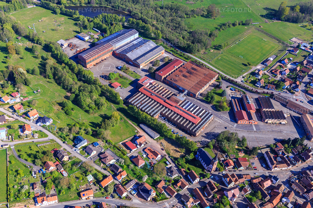 Vue aérienne: Les locaux de la société De Dietrich du sud-est à Zinswiller dans le département Bas Rhin, France – .Photo: IMG_099473.jpg prise le 30/04/2017 par Werner Riehm/FLY-FOTO.eu – Résolution de l'original: 5472 x 3648 px – De Dietrich Process Systems: Chemical Process Solutions and Services