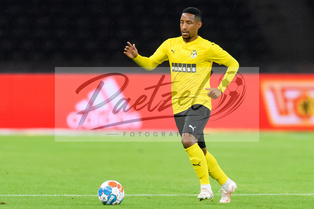 FCUKUO20210826_094 | Fussball, Herren: Felipe Aspegren (Kuopion PS) in Aktion, am Ball, Einzelaktion beim Spiel der UEFA Conference League zwischen 1. FC Union Berlin und Kuopion PS im Olympiastadion am 26.08.2021 in Berlin, Deutschland. - Realisiert mit Pictrs.com