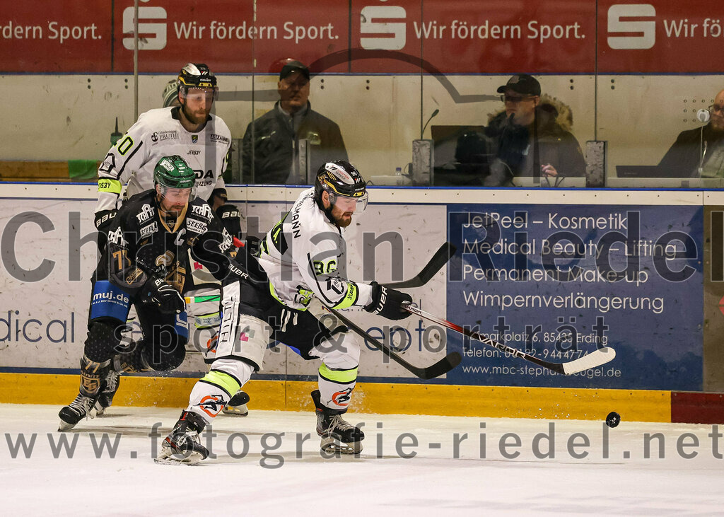 2024-03-01_090_TSV_Erding_gegen_ERSC_Amberg | Erding, Deutschland, 01.03.2024:
Eishockey, Bayernliga Playoffs 2023 / 2024, 5. Spieltag, TSV Erding gegen ERSC Amberg, Endergebnis: 9:0

Kevin Lavallee (ERSC Amberg, #20), Philipp Michl (Erding Gladiators, #77), Aron Schwarz (ERSC Amberg, #96)

Foto: Christian Riedel / fotografie-riedel.net