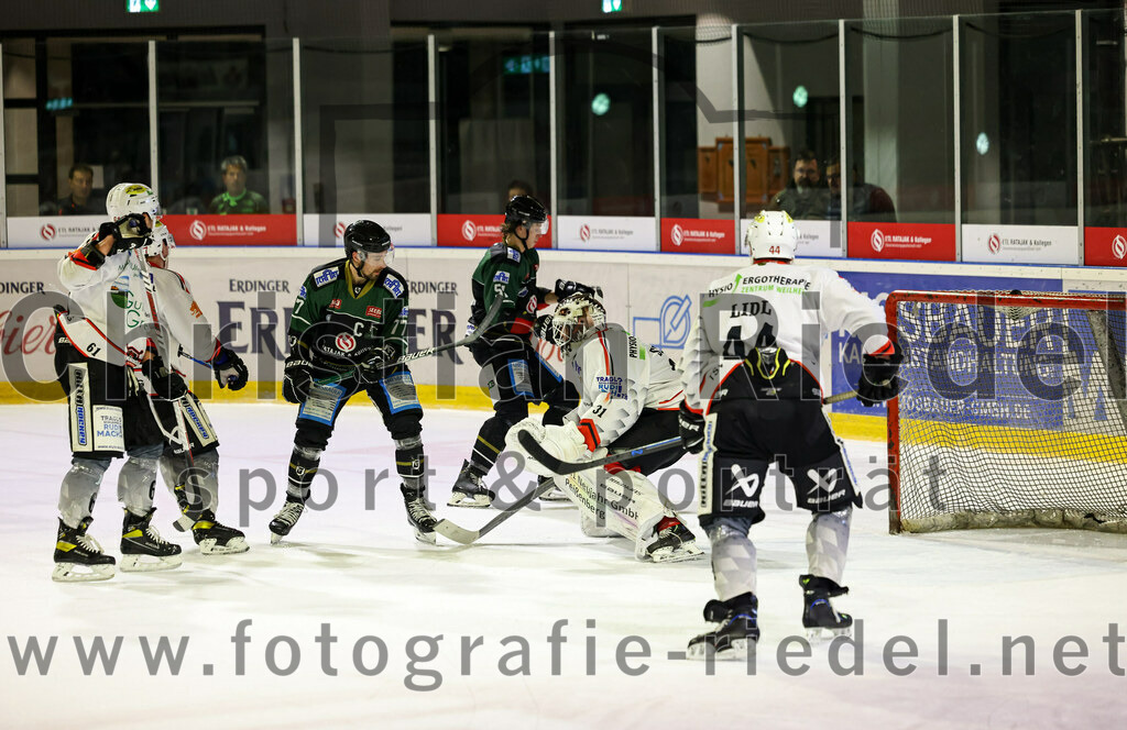 2022-11-04_077_Eishockey_TSV_Erding_gegen_TSV_Peissenberg | Erding, Deutschland, 04.11.2022:
Eishockey, Bayernliga 2022 / 2023, 10. Spieltag, TSV Erding gegen TSV Peißenberg, Endergebnis: 4:3

Martin Andrä (TSV Peissenberg, #61), Philipp Michl (Erding Gladiators, #77), Ryan Murphy (Erding Gladiators, #51), Torwart Korbinian Sertl (TSV Peissenberg, #31), Martin Lidl (TSV Peissenberg, #44)

Foto: Christian Riedel / fotografie-riedel.net