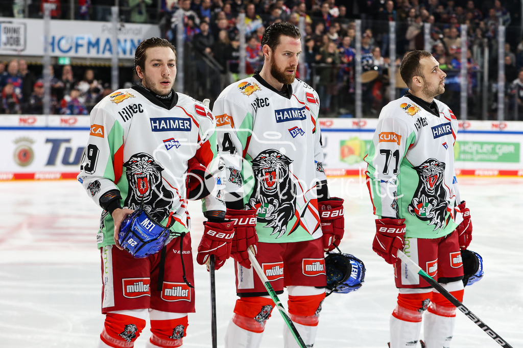 Nürnberg ICE Tigers - Augsburger Panther | v. l. Nicholas WELSH (AEV #29), Jordon SOUTHORN (AEV #4) und Niklas ANDERSEN (AEV #71) / DEL Retro Game