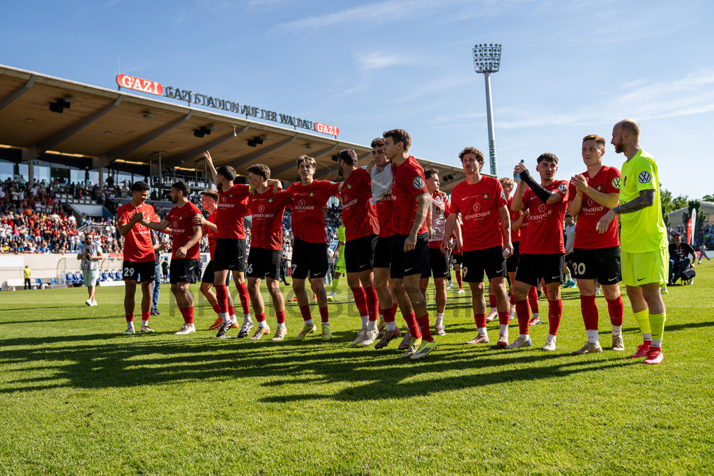 Stuttgarter Kickers vs. SG Sonnenhof Großaspach, Fussball, WFV-Pokal, Finale, 23.05.2026 | Team jubelt nach Abpfiff mit Fans, Zuschauern und Verantwortlichen,Stuttgarter Kickers vs. SG Sonnenhof Großaspach, Fussball, WFV-Pokal, Finale, 23.05.2026