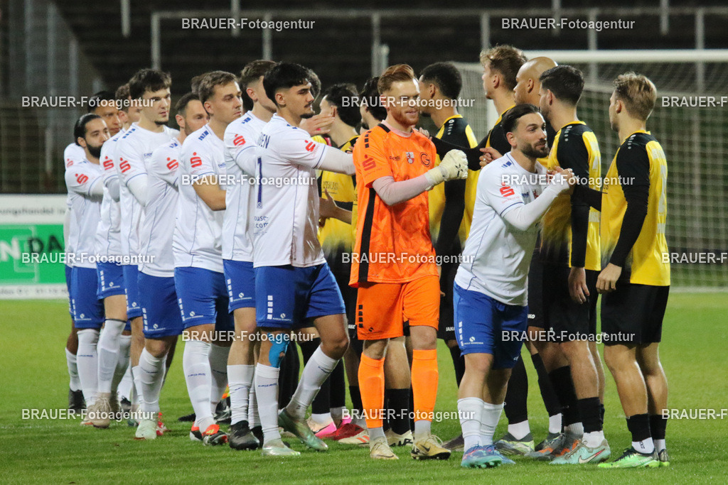 KFC Uerdingen - Ratingen 04/19 | Krefeld, Deutschland, 02.12.25 Die Mannschaften von Ratingen und dem KFC Uerdingen vor dem Oberliga Niederrhein Spiel zwiachen KFC Uerdingen - Ratingen 04/19 im Krefelder Grotenburg Stadion am 02. Dezember 2025 in Krefeld (Foto von Ralph Görtz / Brauer-Fotoagentur)