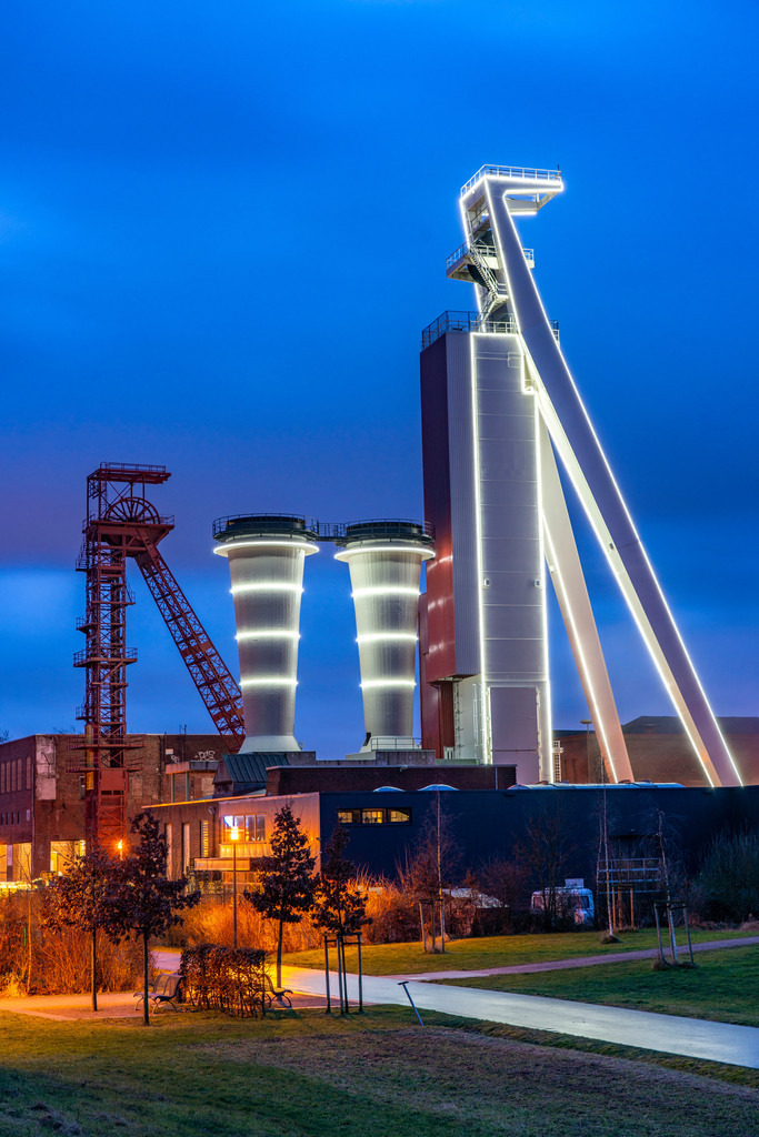 JT-220107 | Schachtanlage der ehemaligen Steinkohlenzeche Schlägel &amp; Eisen, Schacht 3/4/7, Herten, NRW, Deutschland, Schachtanlage der ehemaligen Steinkohlenzeche Schlägel &amp; Eisen, Schacht 3/4/7, Beleuchtung, Illumination von Schacht 4, Herten, NRW, Deutschland,  - Realisiert mit Pictrs.com
