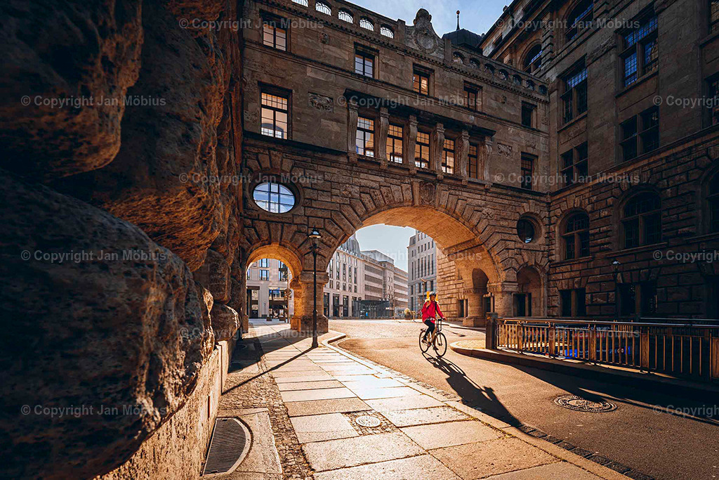 Neue Rathaus Leipzig | Das Neue Rathaus Leipzig beeindruckt mit monumentaler Architektur, historischem Flair und zentraler Lage. Es zählt zu den markantesten Wahrzeichen der Stadt und ist ein beliebter Fotospot - Realisiert mit Pictrs.com