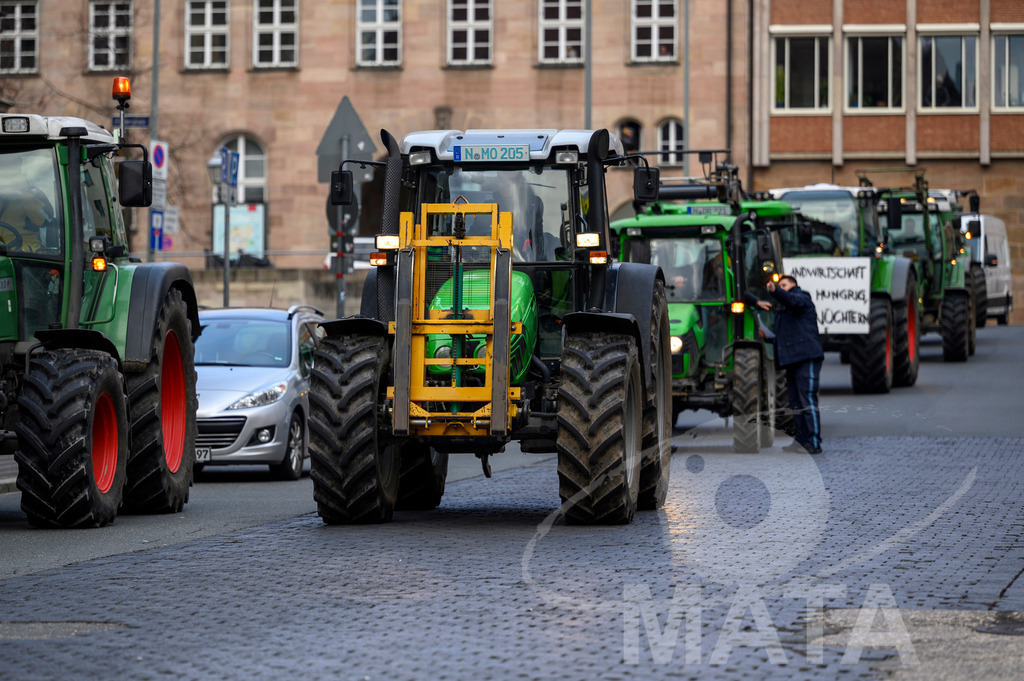 _DWA4216 | Bauerndemo gegen Agrarpolitik der Bundesregierung  auf dem Straße Obstmarkt und Hauptmarkt . Nürnberg, 08.01.2024 - Realisiert mit Pictrs.com