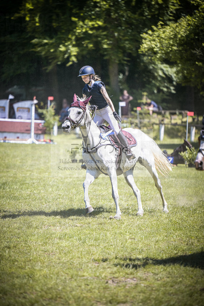 DOS_7789 | Entdecke hochwertige Reitturnierfotos von Foto Oger. Professionell, emotional und authentisch – jetzt Lieblingsmomente im Shop bestellen.Deutschlandweite Turnierfotografie. - Realisiert mit Pictrs.com