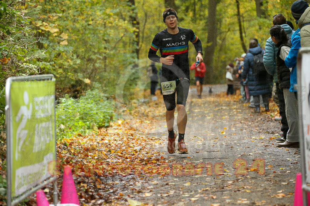 251026_1222_EX1_0232 | Sportfotografie im Rhein-Sieg Kreis, Köln, Bonn, NRW, Rheinland Pfalz, Hessen, etc. Unser Tätigkeitsfeld umfasst den Laufsport vom Volkslauf über den Marathon, Duathlon, Triathon bis zum Ultralauf wie Kölnpfad Ultra oder Schindertrail.