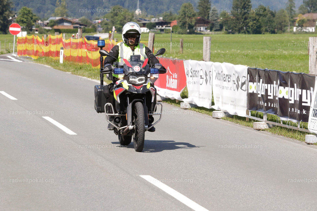 1166_20230817_Bewerb_Maenner_Muehlanger | AUT - OESTERREICH, 2023-08-16: SPORT RENNRAD-FAHREN - 55. INTERNATIONALER RADWELTPOKAL IN ST. JOHANN IN TIROL  - Vintage-Radrennen mit WM-Bronze-Medaillen-Siegerin Christina Schweinberger, den Teilnehmer und Alexander Baumann (vom Orginastions-Team) - TAG 2 BEWERB MAENNER IN SECHS GRUPPEN  ; Foto: Roland Muehlanger