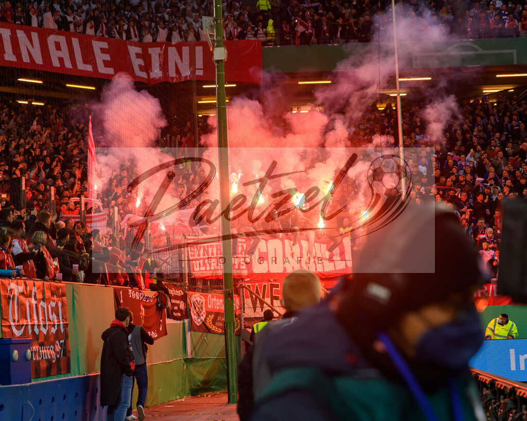 HSVSCF20220419_061 | Fussball, Herren: . Fans von SC Freiburg beim DFB-Pokal-Halbfinalspiel zwischen Hamburger SV und SC Freiburg im Volksparkstadion am 19.04.2022 in Hamburg, Deutschland.DFB / DFL REGULATIONS PROHIBIT ANY USE OF PHOTOGRAPHS AS IMAGE SEQUENCES AND/OR QUASI-VIDEO. - Realisiert mit Pictrs.com