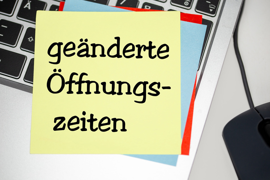 GEÄNDERTE ÖFFNUNGSZEITEN ; Notizzettel auf einem Laptop | GEÄNDERTE ÖFFNUNGSZEITEN ; Notizzettel auf einem Laptop - Realisiert mit Pictrs.com