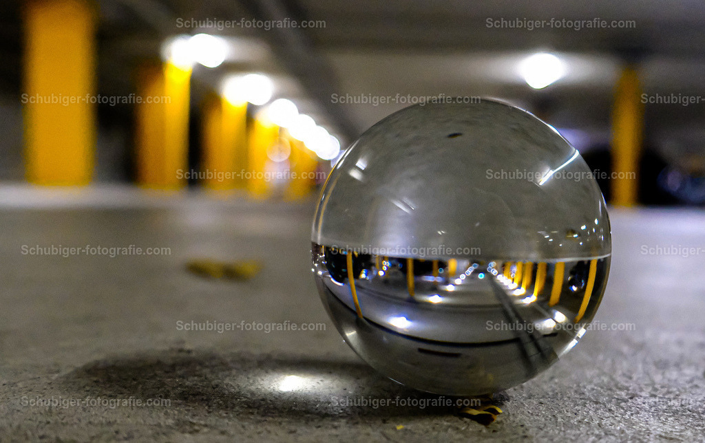 Tiefgarage | Glaskugel in der Tiefgarage - Realisiert mit Pictrs.com