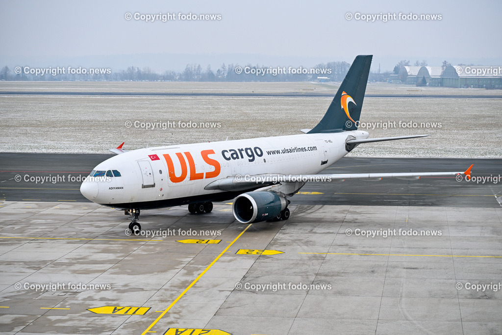 Flughafen Linz_ ULS Cargo_ 12.01.2024-5 | 12.01.2024, Linz Hoersching, AUT, Flughafen Linz, Linz Airport, im Bild Flugzeug, Fracht, Cargo, Airbus A310, ULS Airlines, Turkish, Ankunft, beladen, Vorfeld, Tower